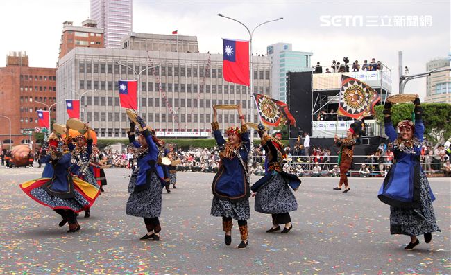 中華民國中樞暨各界慶祝107年國慶大會，24輛各企業花車遊行。（記者邱榮吉/攝影）