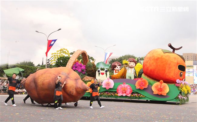 中華民國中樞暨各界慶祝107年國慶大會，24輛各企業花車遊行。（記者邱榮吉/攝影）