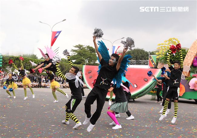 中華民國中樞暨各界慶祝107年國慶大會，24輛各企業花車遊行。（記者邱榮吉/攝影）