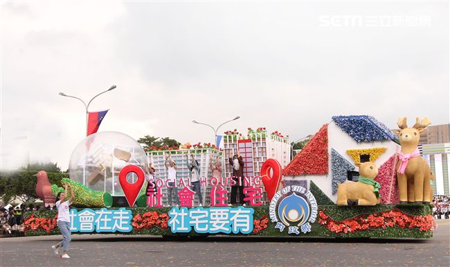 中華民國中樞暨各界慶祝107年國慶大會，24輛各企業花車遊行。（記者邱榮吉/攝影）