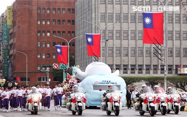 中華民國中樞暨各界慶祝107年國慶大會，24輛各企業花車遊行。（記者邱榮吉/攝影）