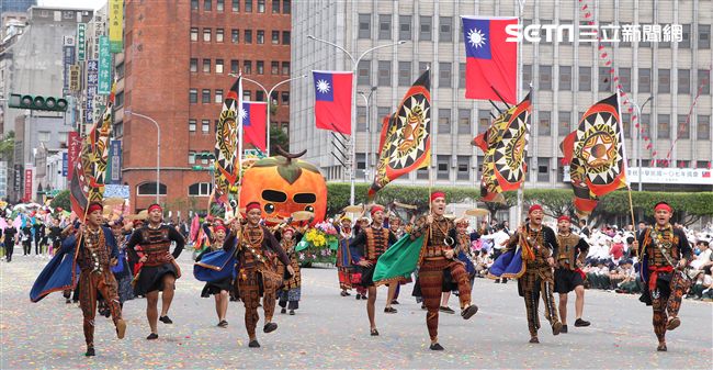 中華民國中樞暨各界慶祝107年國慶大會，24輛各企業花車遊行。（記者邱榮吉/攝影）