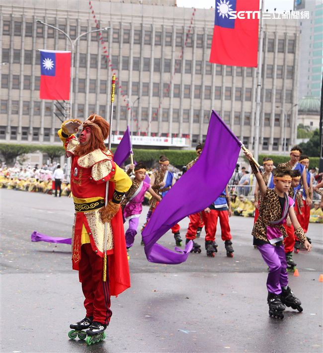 中華民國中樞暨各界慶祝107年國慶大會，24輛各企業花車遊行。（記者邱榮吉/攝影）