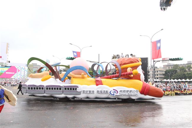 中華民國中樞暨各界慶祝107年國慶大會，24輛各企業花車遊行。（記者邱榮吉/攝影）