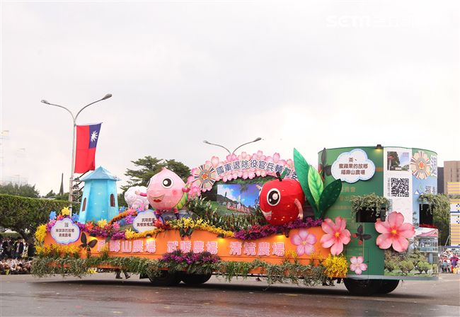 中華民國中樞暨各界慶祝107年國慶大會，24輛各企業花車遊行。（記者邱榮吉/攝影）