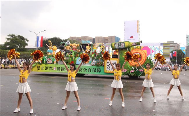 中華民國中樞暨各界慶祝107年國慶大會，24輛各企業花車遊行。（記者邱榮吉/攝影）