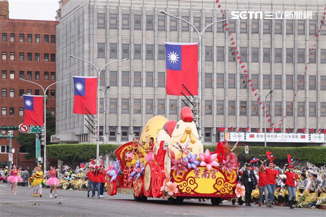 中華民國中樞暨各界慶祝107年國慶大會，24輛各企業花車遊行。（記者邱榮吉/攝影）