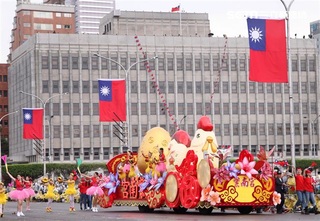 中華民國中樞暨各界慶祝107年國慶大會，24輛各企業花車遊行。（記者邱榮吉/攝影）