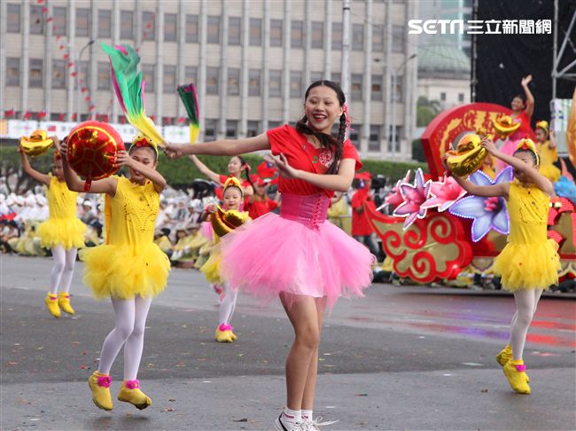 中華民國中樞暨各界慶祝107年國慶大會，24輛各企業花車遊行。（記者邱榮吉/攝影）