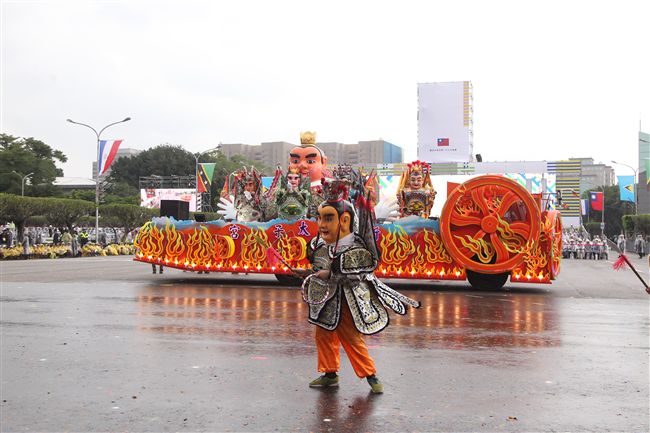 中華民國中樞暨各界慶祝107年國慶大會，24輛各企業花車遊行。（記者邱榮吉/攝影）