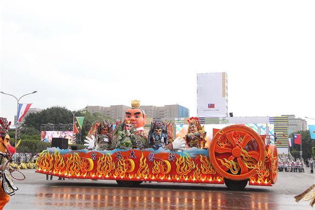 中華民國中樞暨各界慶祝107年國慶大會，24輛各企業花車遊行。（記者邱榮吉/攝影）