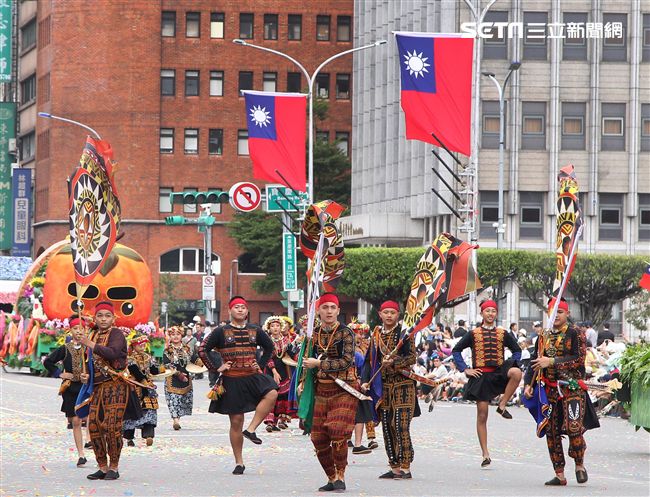 中華民國中樞暨各界慶祝107年國慶大會，24輛各企業花車遊行。（記者邱榮吉/攝影）