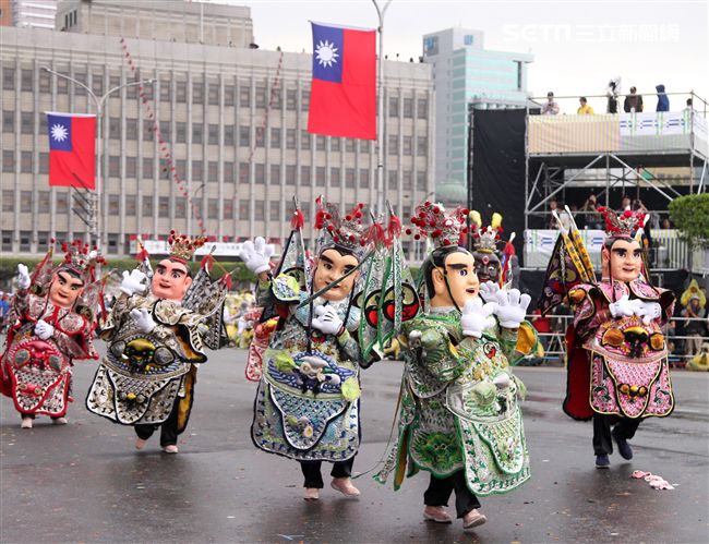 中華民國中樞暨各界慶祝107年國慶大會，24輛各企業花車遊行。（記者邱榮吉/攝影）