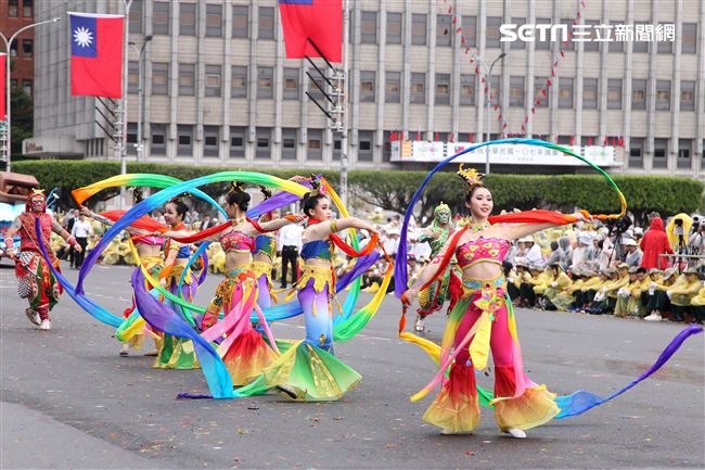 中華民國中樞暨各界慶祝107年國慶大會，24輛各企業花車遊行。（記者邱榮吉/攝影）