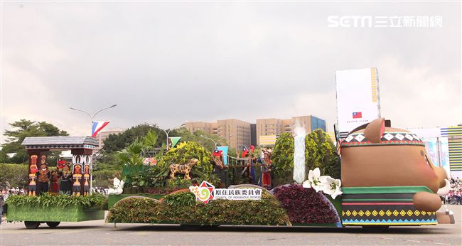 中華民國中樞暨各界慶祝107年國慶大會，24輛各企業花車遊行。（記者邱榮吉/攝影）