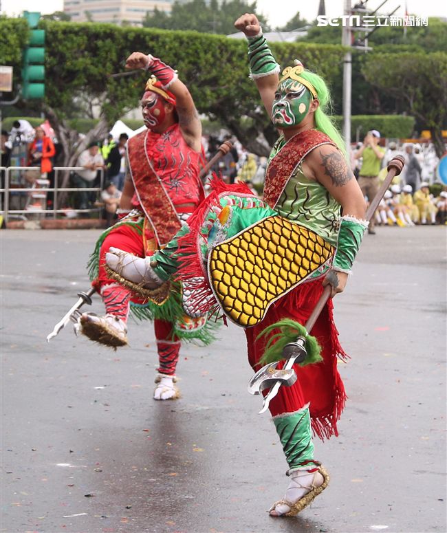 中華民國中樞暨各界慶祝107年國慶大會，24輛各企業花車遊行。（記者邱榮吉/攝影）