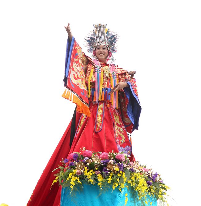 中華民國中樞暨各界慶祝107年國慶大會，24輛各企業花車遊行。（記者邱榮吉/攝影）