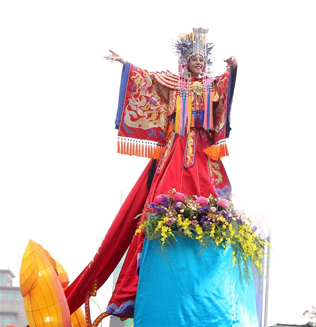 中華民國中樞暨各界慶祝107年國慶大會，24輛各企業花車遊行。（記者邱榮吉/攝影）