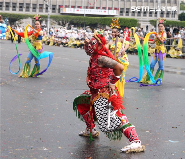 中華民國中樞暨各界慶祝107年國慶大會，24輛各企業花車遊行。（記者邱榮吉/攝影）