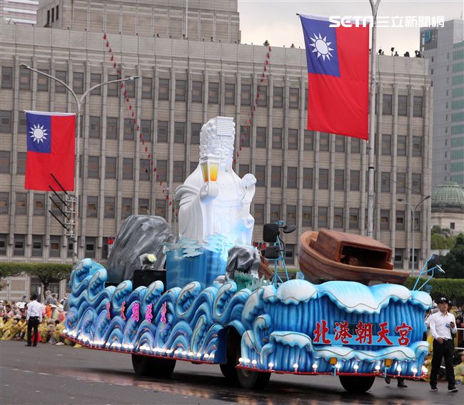 中華民國中樞暨各界慶祝107年國慶大會，24輛各企業花車遊行。（記者邱榮吉/攝影）
