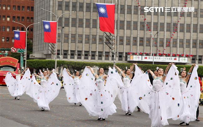 中華民國中樞暨各界慶祝107年國慶大會，24輛各企業花車遊行。（記者邱榮吉/攝影）