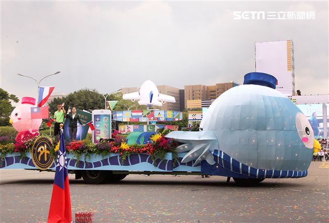 中華民國中樞暨各界慶祝107年國慶大會，24輛各企業花車遊行。（記者邱榮吉/攝影）