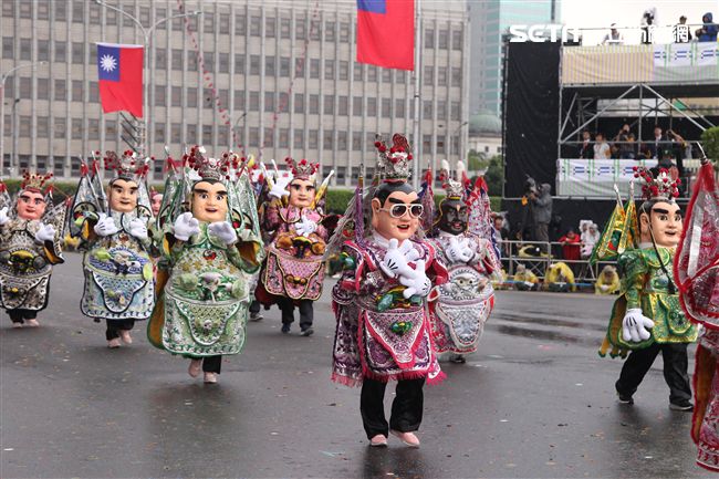 中華民國中樞暨各界慶祝107年國慶大會，24輛各企業花車遊行。（記者邱榮吉/攝影）