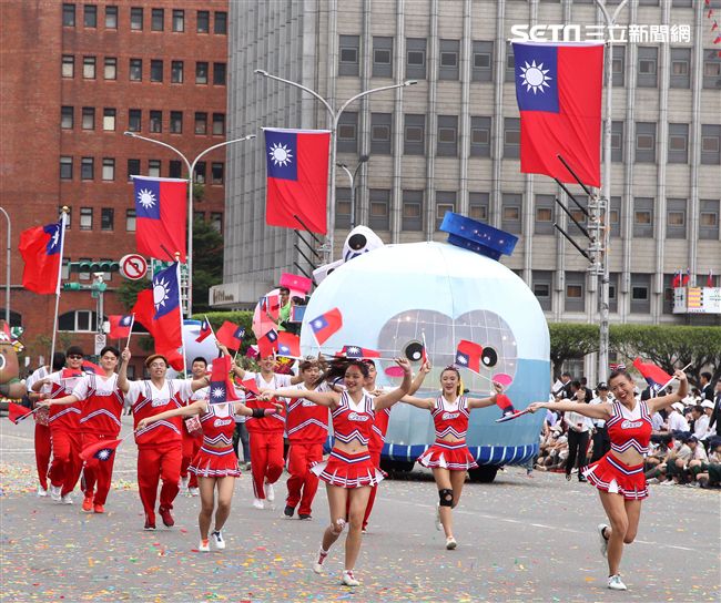 中華民國中樞暨各界慶祝107年國慶大會，24輛各企業花車遊行。（記者邱榮吉/攝影）