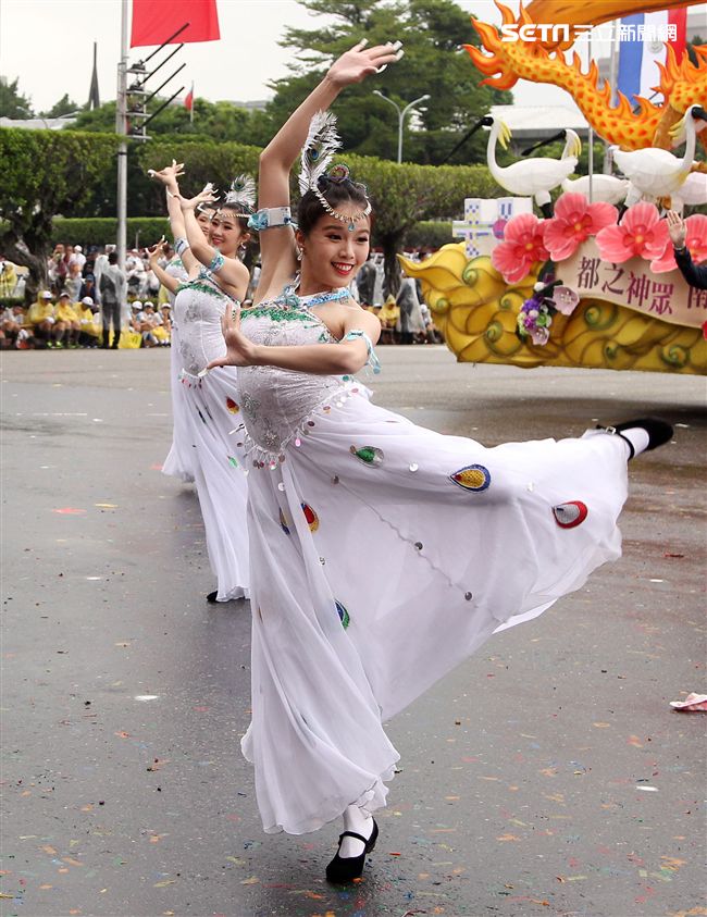 中華民國中樞暨各界慶祝107年國慶大會，24輛各企業花車遊行。（記者邱榮吉/攝影）