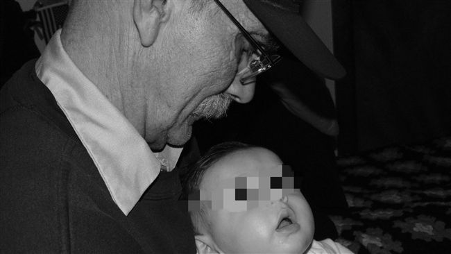 男嬰誤吞玩具球過世　外公聞訊悲痛亡