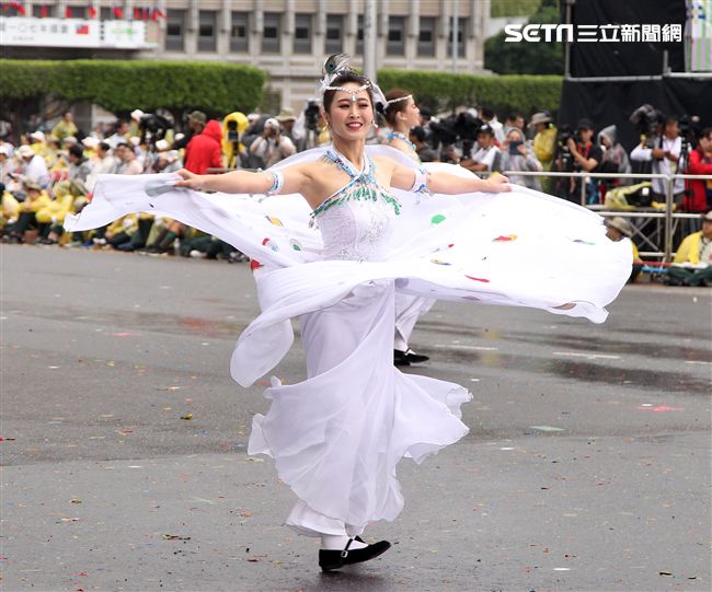 中華民國中樞暨各界慶祝107年國慶大會，24輛各企業花車遊行。（記者邱榮吉/攝影）