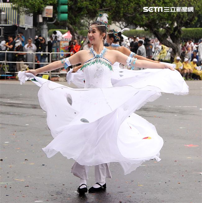 中華民國中樞暨各界慶祝107年國慶大會，24輛各企業花車遊行。（記者邱榮吉/攝影）