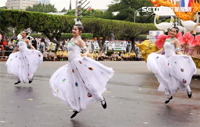 中華民國中樞暨各界慶祝107年國慶大會，24輛各企業花車遊行。（記者邱榮吉/攝影）