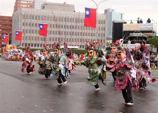 中華民國中樞暨各界慶祝107年國慶大會，24輛各企業花車遊行。（記者邱榮吉/攝影）