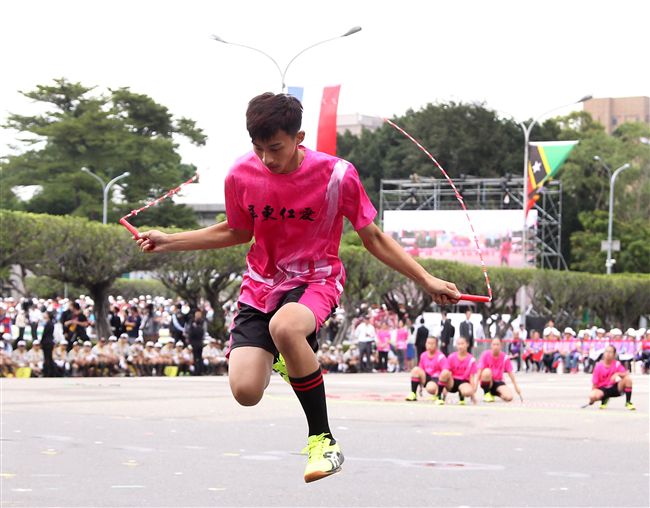 中華民國中樞暨各界慶祝107年國慶大會、屏東仁愛國小表演花式跳繩。（記者邱榮吉/攝影）
