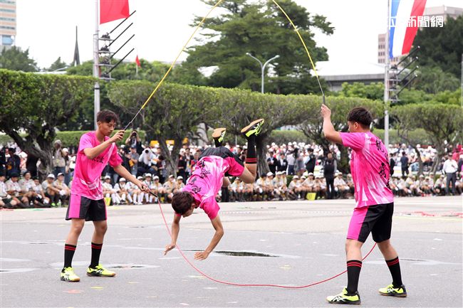 中華民國中樞暨各界慶祝107年國慶大會、屏東仁愛國小表演花式跳繩。（記者邱榮吉/攝影）
