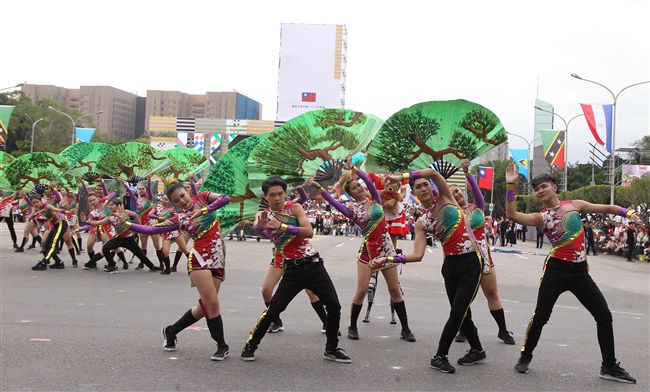 中華民國中樞暨各界慶祝107年國慶大會，高雄樹德家商。（記者邱榮吉/攝影）