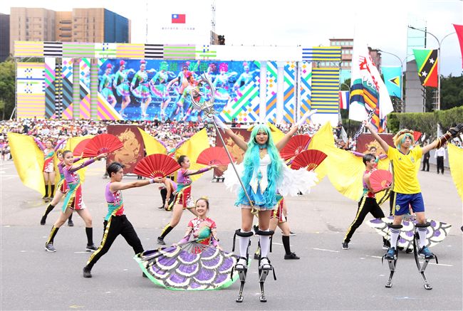 中華民國中樞暨各界慶祝107年國慶大會，高雄樹德家商。（記者邱榮吉/攝影）