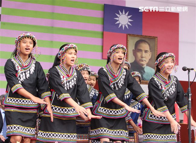 中華民國中樞暨各界慶祝107年國慶大會，民和國中濁岸合唱團表演國慶禮讚。（記者邱榮吉/攝影）