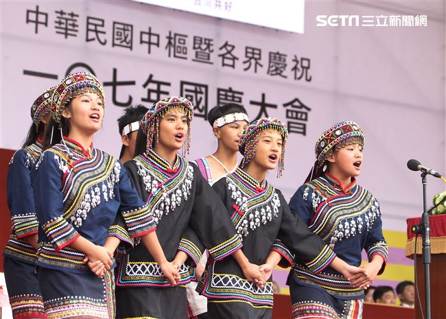 中華民國中樞暨各界慶祝107年國慶大會，民和國中濁岸合唱團表演國慶禮讚。（記者邱榮吉/攝影）