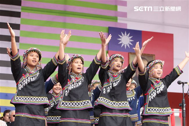 中華民國中樞暨各界慶祝107年國慶大會，民和國中濁岸合唱團表演國慶禮讚。（記者邱榮吉/攝影）