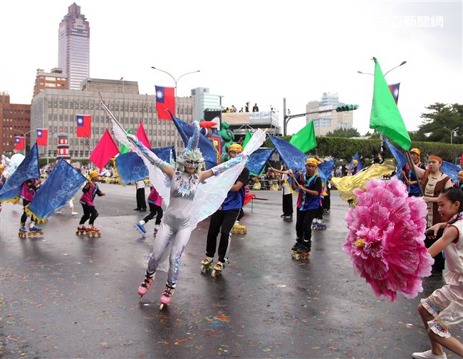 中華民國中樞暨各界慶祝107年國慶大會，客家民族表演。（記者邱榮吉/攝影）
