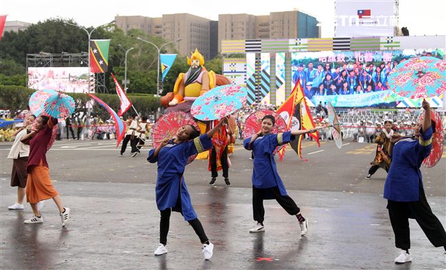 中華民國中樞暨各界慶祝107年國慶大會，客家民族表演。（記者邱榮吉/攝影）