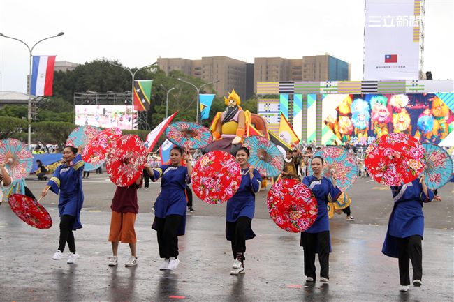 中華民國中樞暨各界慶祝107年國慶大會，客家民族表演。（記者邱榮吉/攝影）