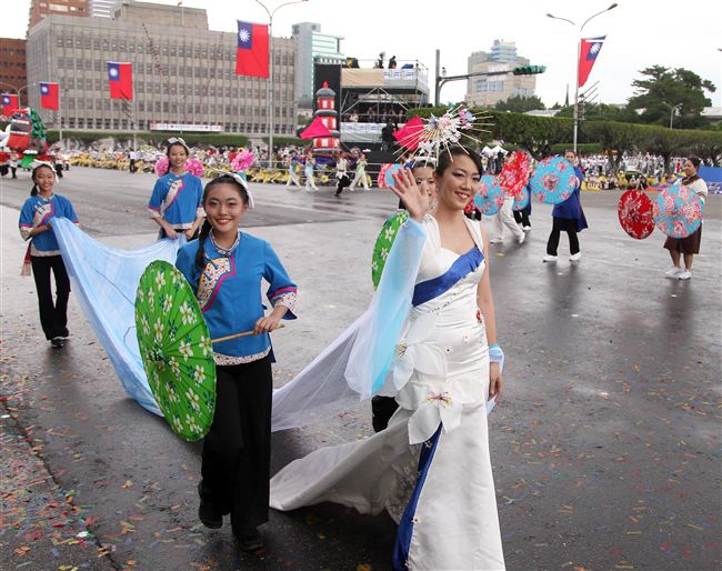 中華民國中樞暨各界慶祝107年國慶大會，客家民族表演。（記者邱榮吉/攝影）
