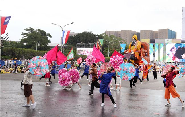 中華民國中樞暨各界慶祝107年國慶大會，客家民族表演。（記者邱榮吉/攝影）