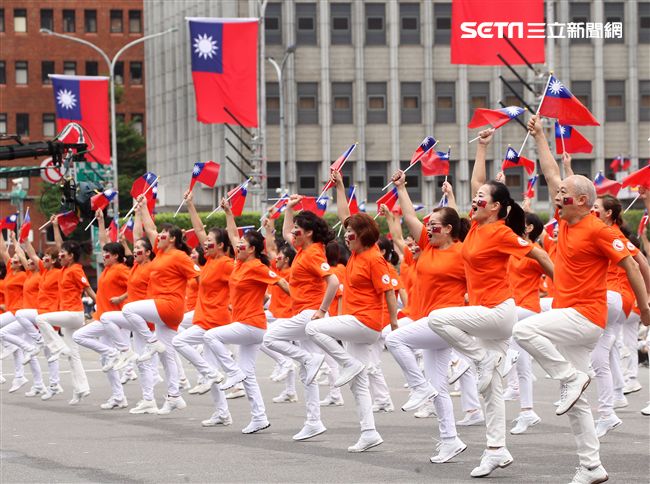 中華民國中樞暨各界慶祝107年國慶大會，美國加州排舞協會。（記者邱榮吉/攝影）