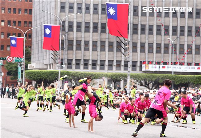 中華民國中樞暨各界慶祝107年國慶大會、屏東仁愛國小表演花式跳繩。（記者邱榮吉/攝影）