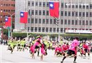 中華民國中樞暨各界慶祝107年國慶大會、屏東仁愛國小表演花式跳繩。（記者邱榮吉/攝影）