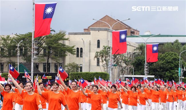 中華民國中樞暨各界慶祝107年國慶大會，美國加州排舞協會。（記者邱榮吉/攝影）